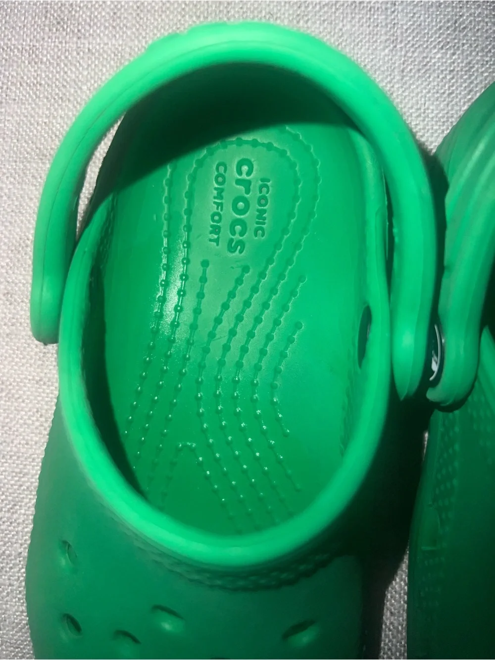 CROCS classic green kids clogs, boys/girls/unisex size 8, outdoors playground